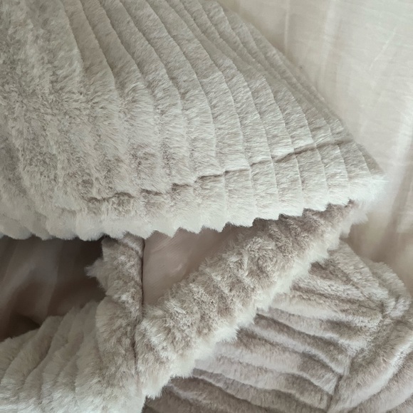 Forever 21 Jackets & Blazers - BNWT forever 21 pink plush jacket in size S